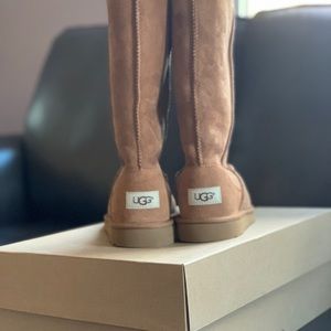 Girls size 4 classic tall UGGs